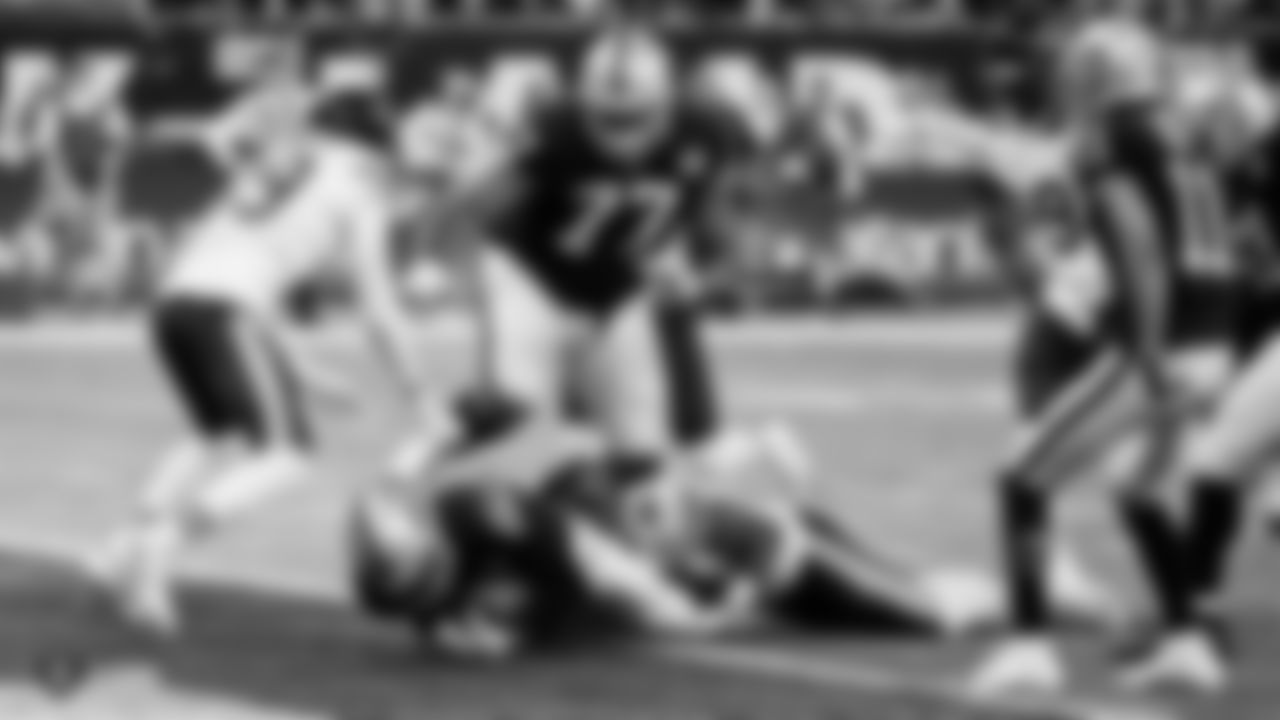 Raiders running back Josh Jacobs (28) rushes for a 12-yard touchdown during the game against the Chicago Bears at Tottenham Hotspur Stadium.