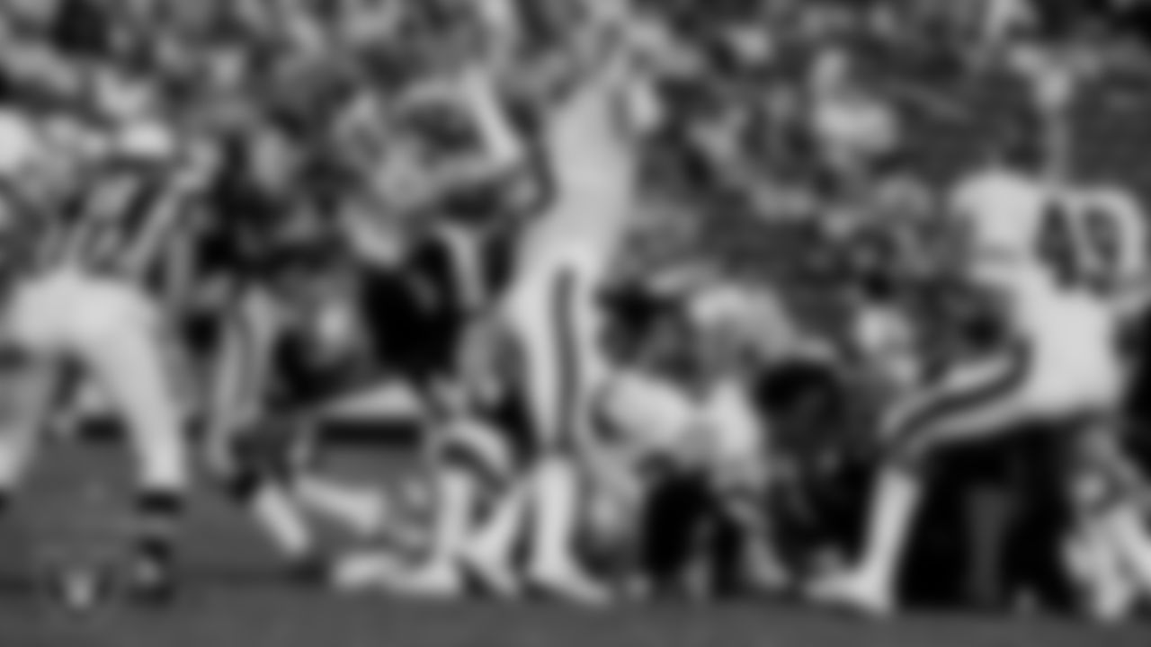 Raiders running back Marcus Allen (32) rushes during the regular season home game against the Denver Broncos at Los Angeles Memorial Coliseum, Sunday, November 13, 1983.