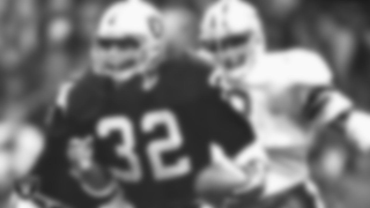 Los Angeles Raiders running back Marcus Allen (32) rushes during the regular season away game against the Dallas Cowboys at Texas Stadium, Sunday, October 23, 1983, in Irving, Texas.
