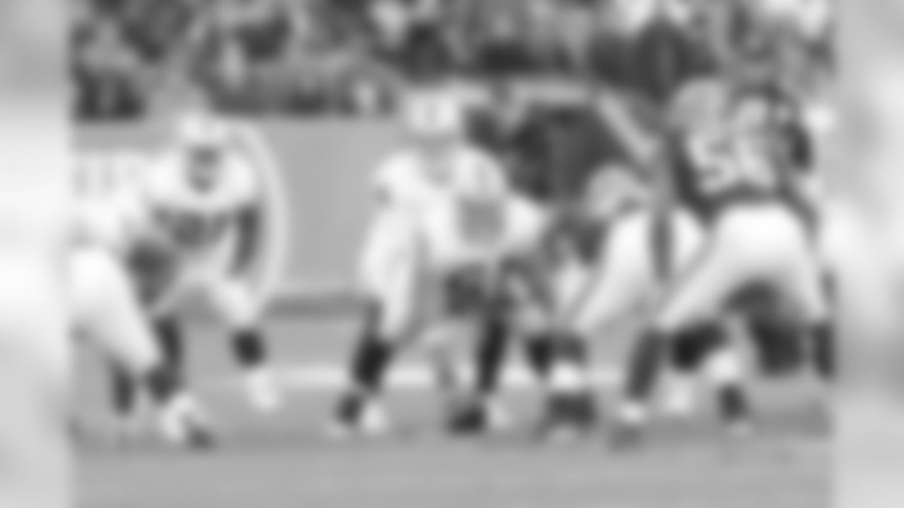 QB Derek Carr gets ready to receive the ball in the Raiders game against the Cleveland Browns.