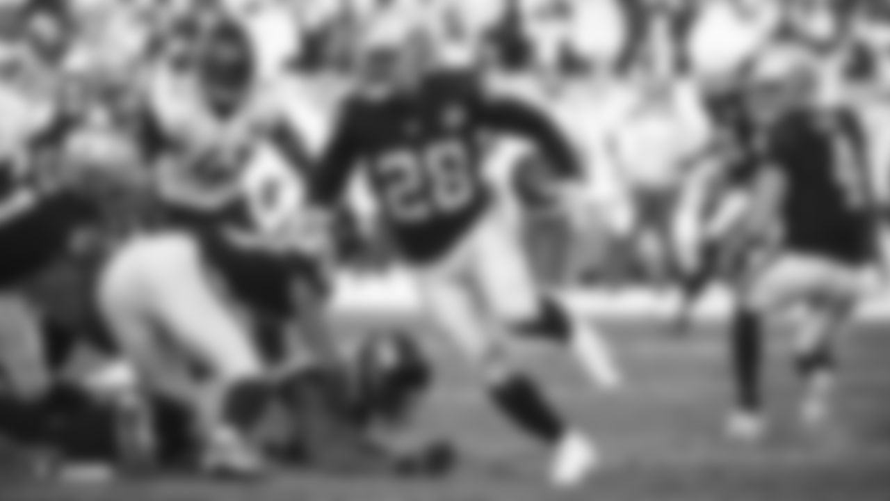 Raiders running back Josh Jacobs (28) rushes during the regular season game against the Jacksonville Jaguars.