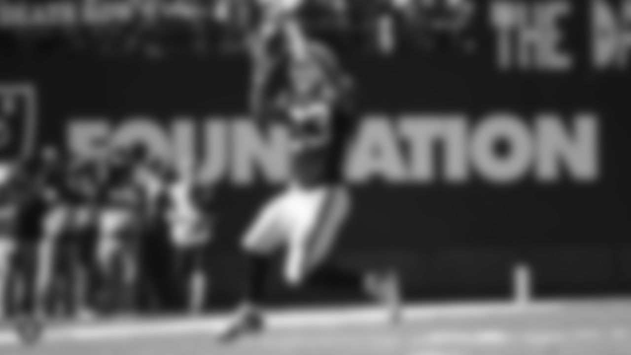 Raiders tight end Darren Waller (83) goes for a catch during the regular season game against the Detroit Lions.