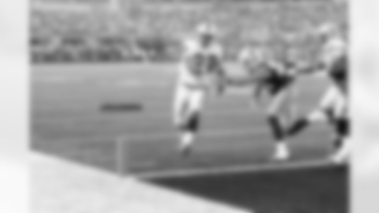 RB Rashad Jennings crosses the goal line for the Raiders touchdown.