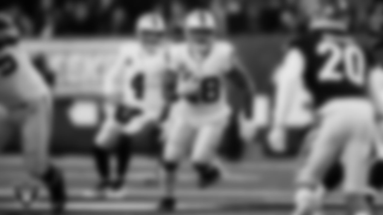 Las Vegas Raiders running back Josh Jacobs (28) rushes during the postseason away game against the Cincinnati Bengals.