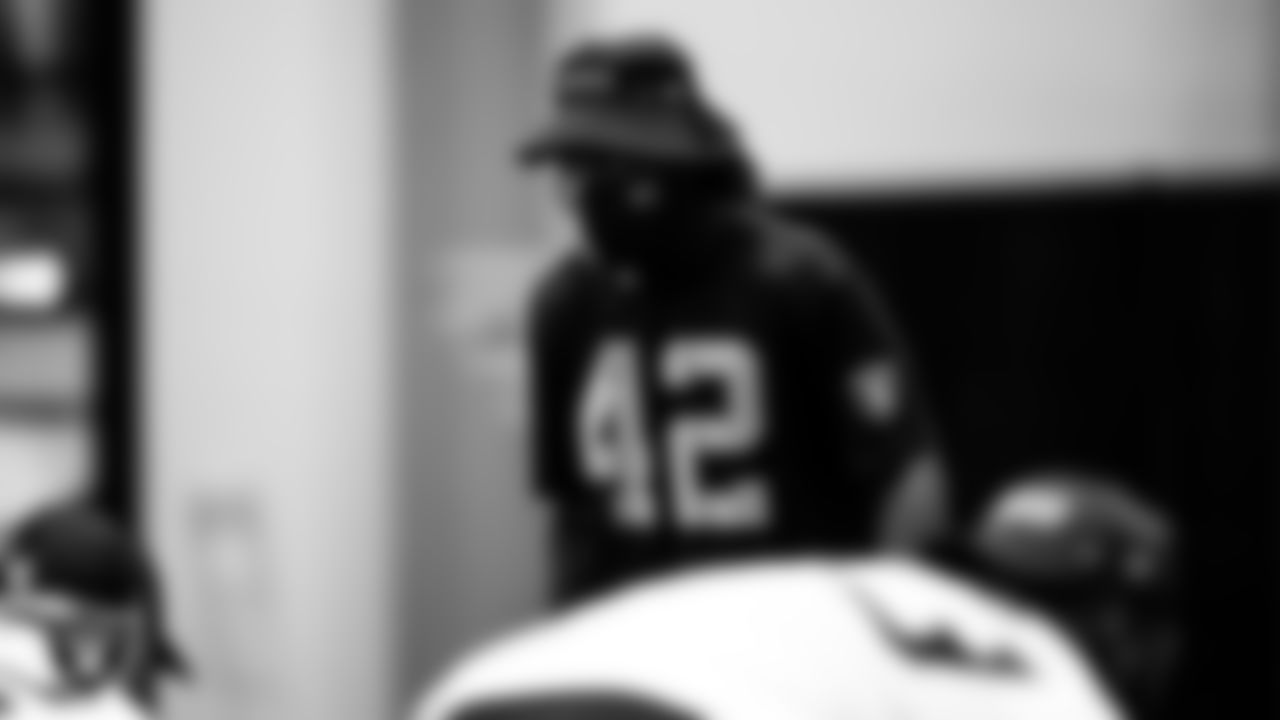 Las Vegas Raiders linebacker Cory Littleton (42) on the field for a walkthrough.
