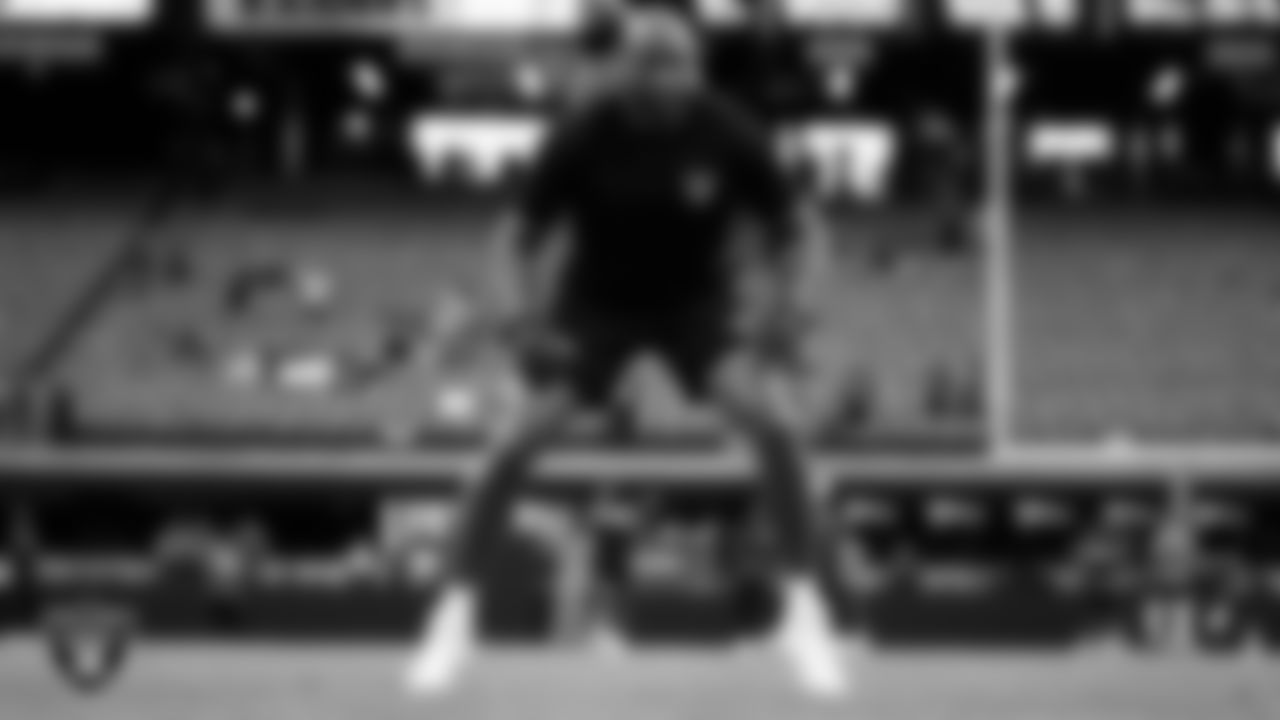 Las Vegas Raiders linebacker K.J. Wright (34) warming up before the regular season home game against the Cincinnati Bengals.