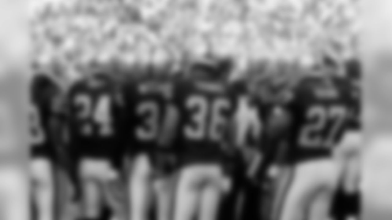 The Raiders defense huddles up on the sideline. Photo by Tony Gonzales.