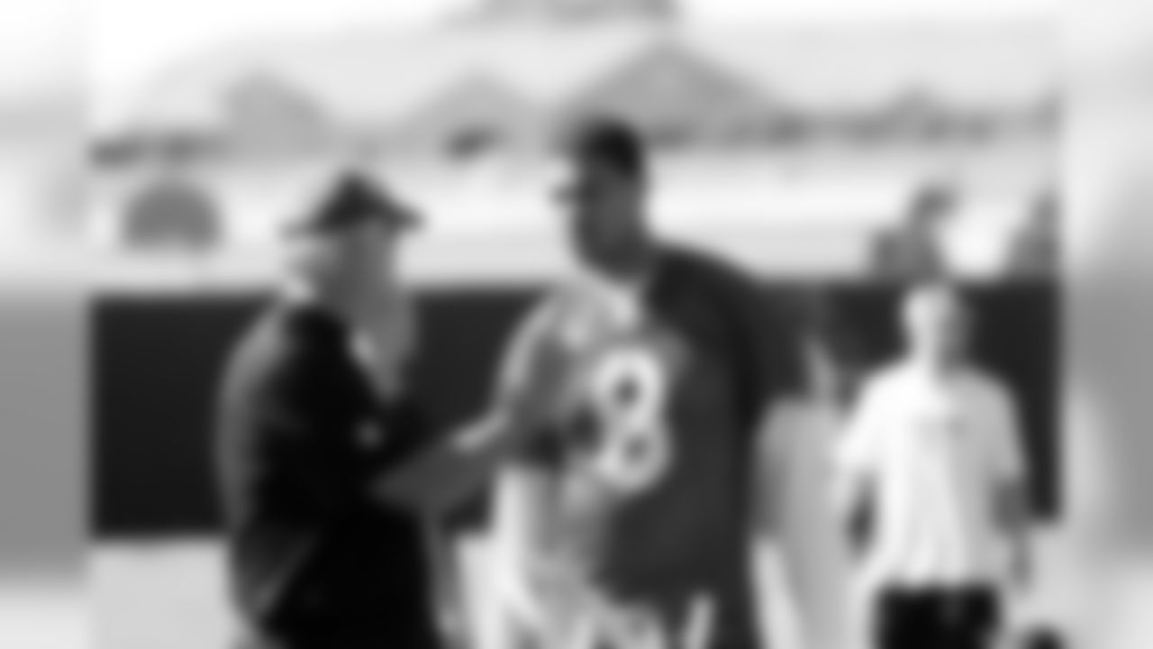 QB Coach Paul Hackett and QB Jason Campbell talk on the sideline. Photo By Tony Gonzales.