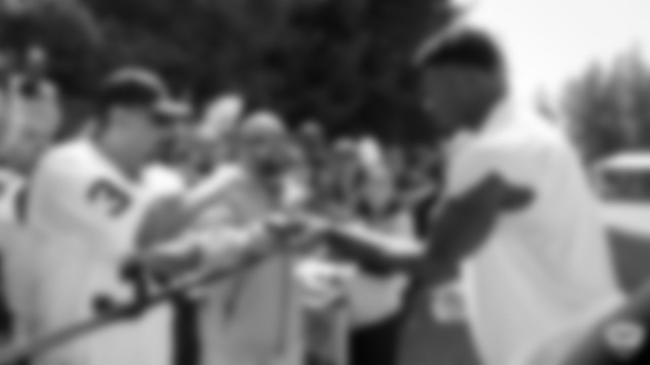 Raiders linebacker Marquel Lee (52) signs autographs for fans after practice at 2019 Training Camp.