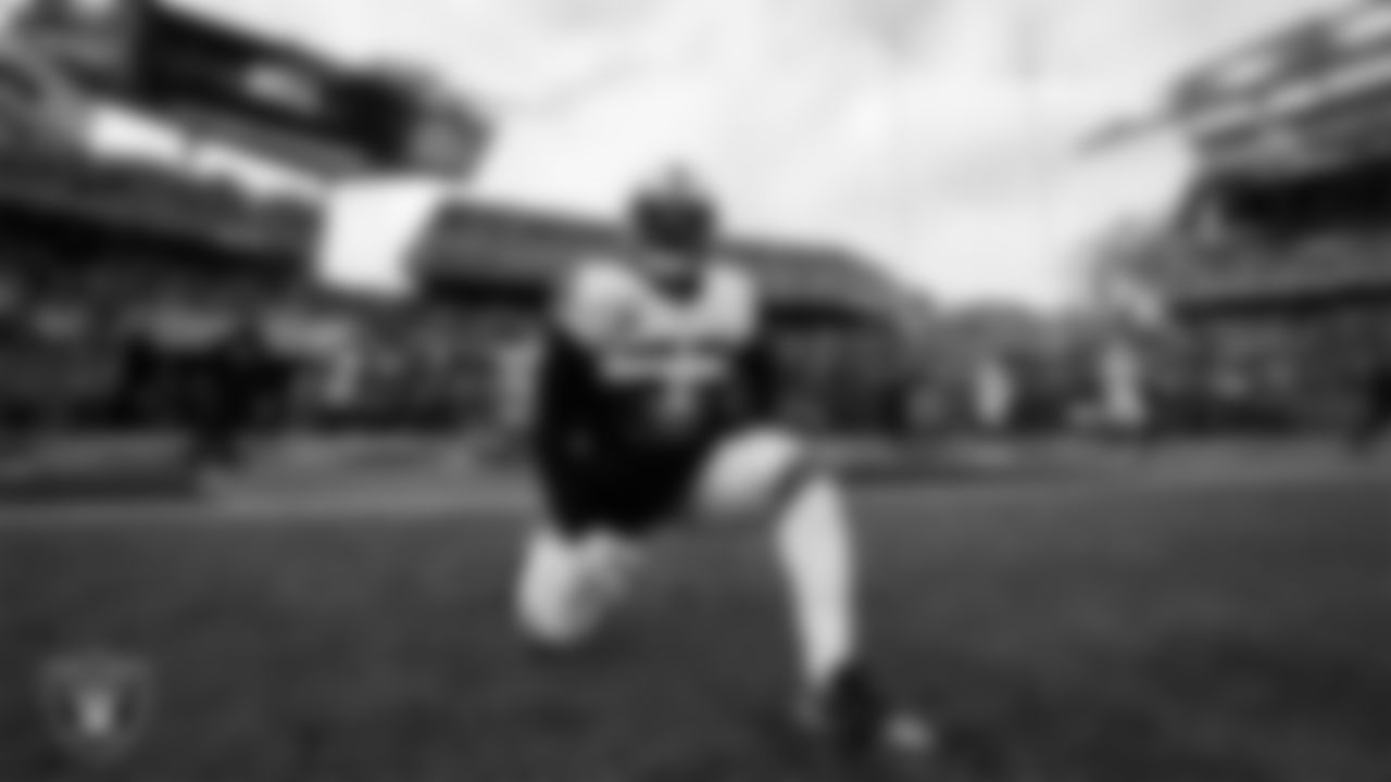 Las Vegas Raiders running back Josh Jacobs (28) warming up before the postseason away game against the Cincinnati Bengals.