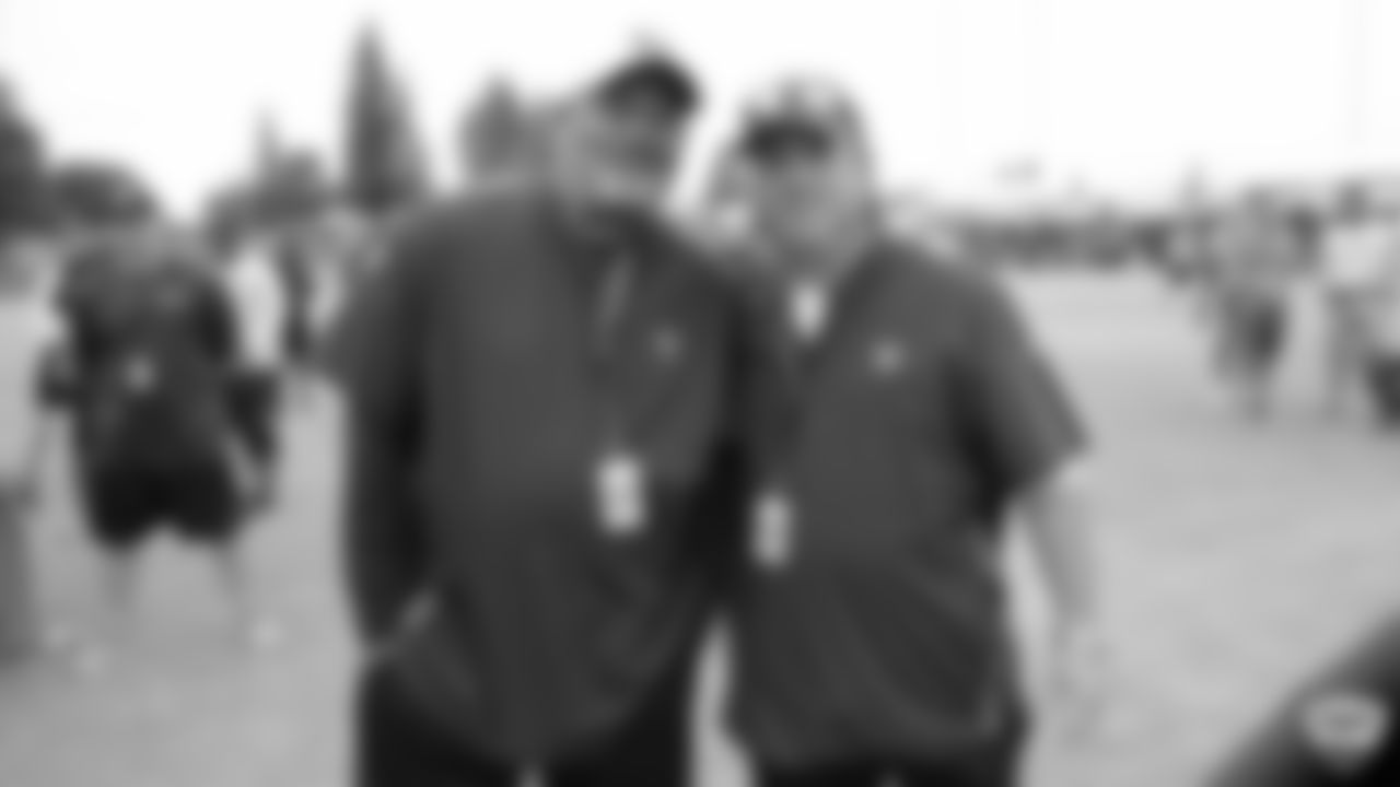Raiders alumnus George Atkinson and defensive coordinator Paul Guenther on the field for practice at 2019 Training Camp.