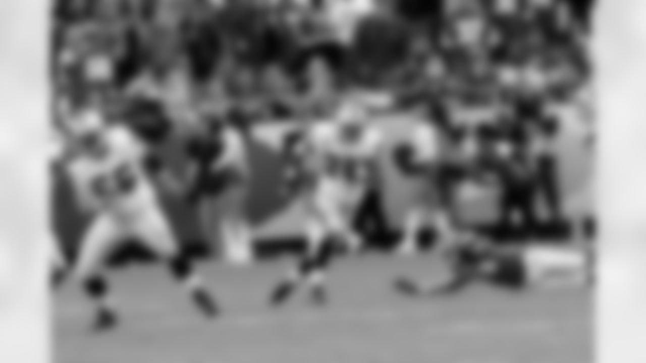 RB Darren McFadden outruns the defenders for a 28-yard run.