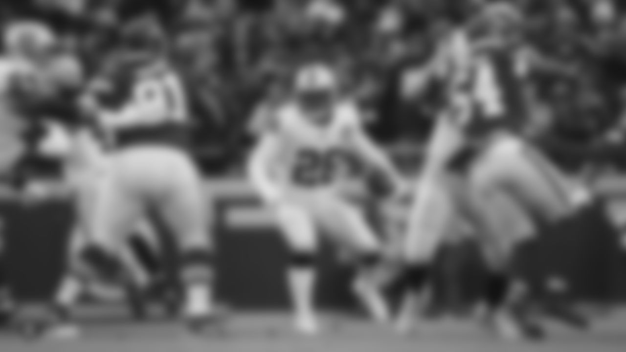 Raiders running back Josh Jacobs (28) during the regular season game against the Kansas City Chiefs at Arrowhead Stadium.