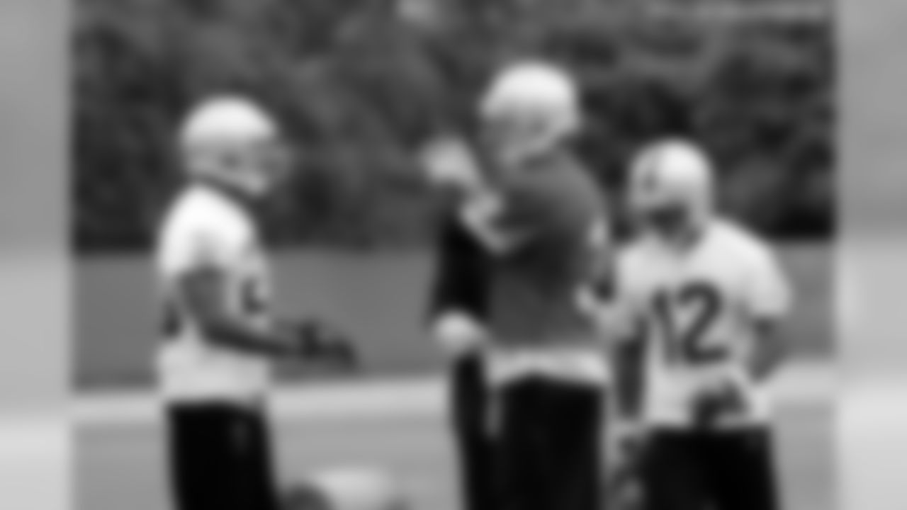 QB Carson Palmer goes over a play with RB Darren McFadden.