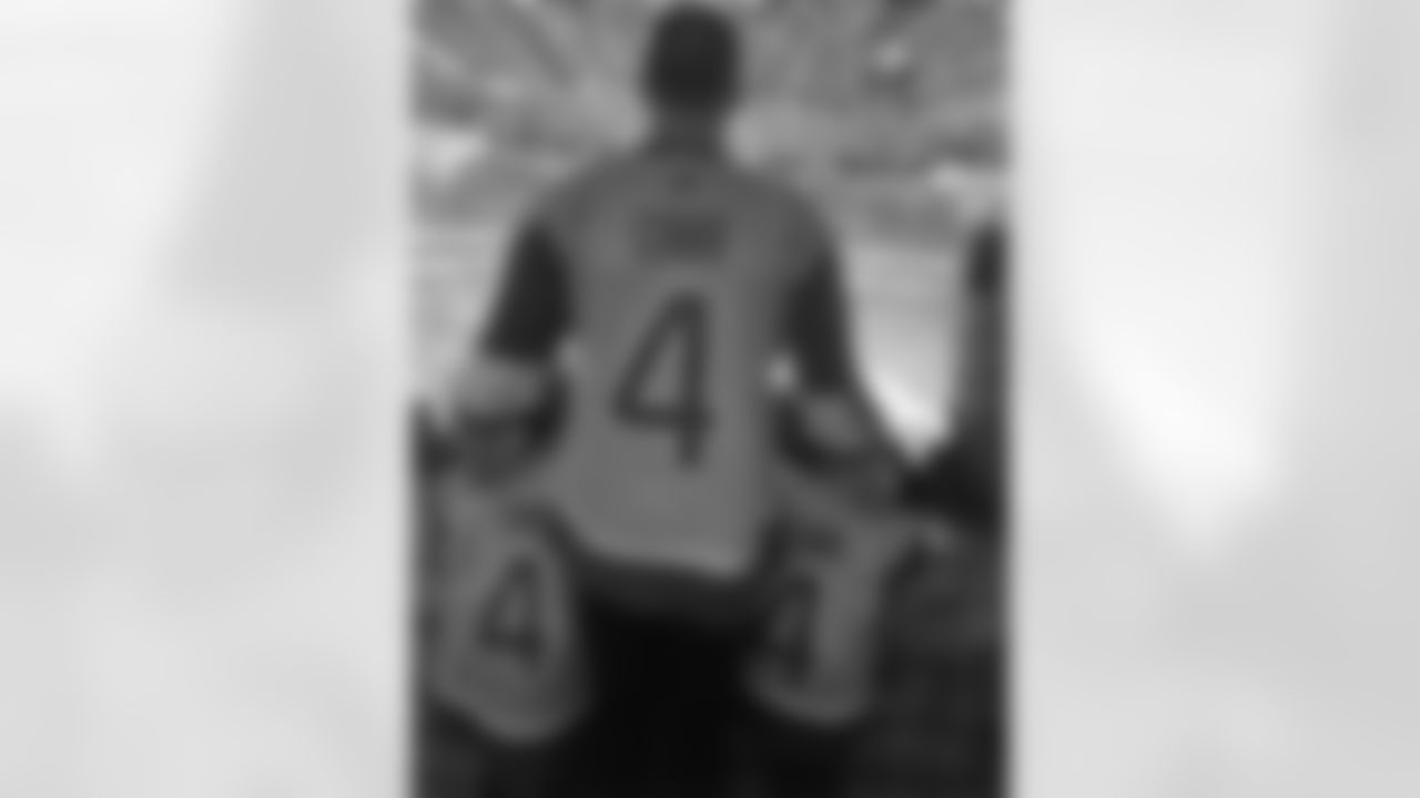 QB Derek Carr: @vegasgoldenknights"W"