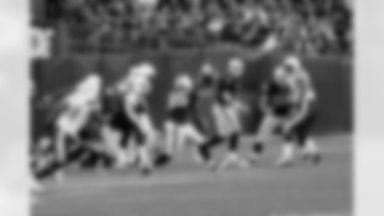QB Carson Palmer throws the pass to WR Darrius Heyward-Bey.