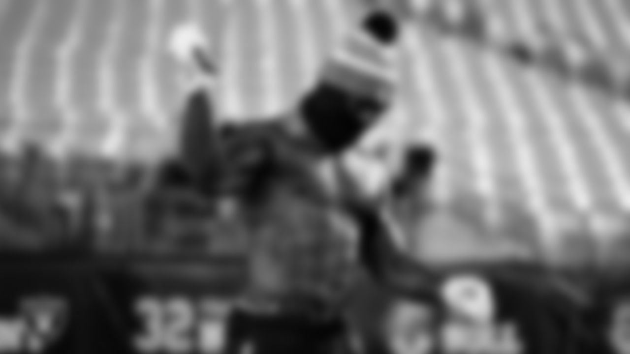 Las Vegas Raiders linebacker Denzel Perryman (52) warming up before the regular season away game against the Pittsburgh Steelers at Acrisure Stadium.