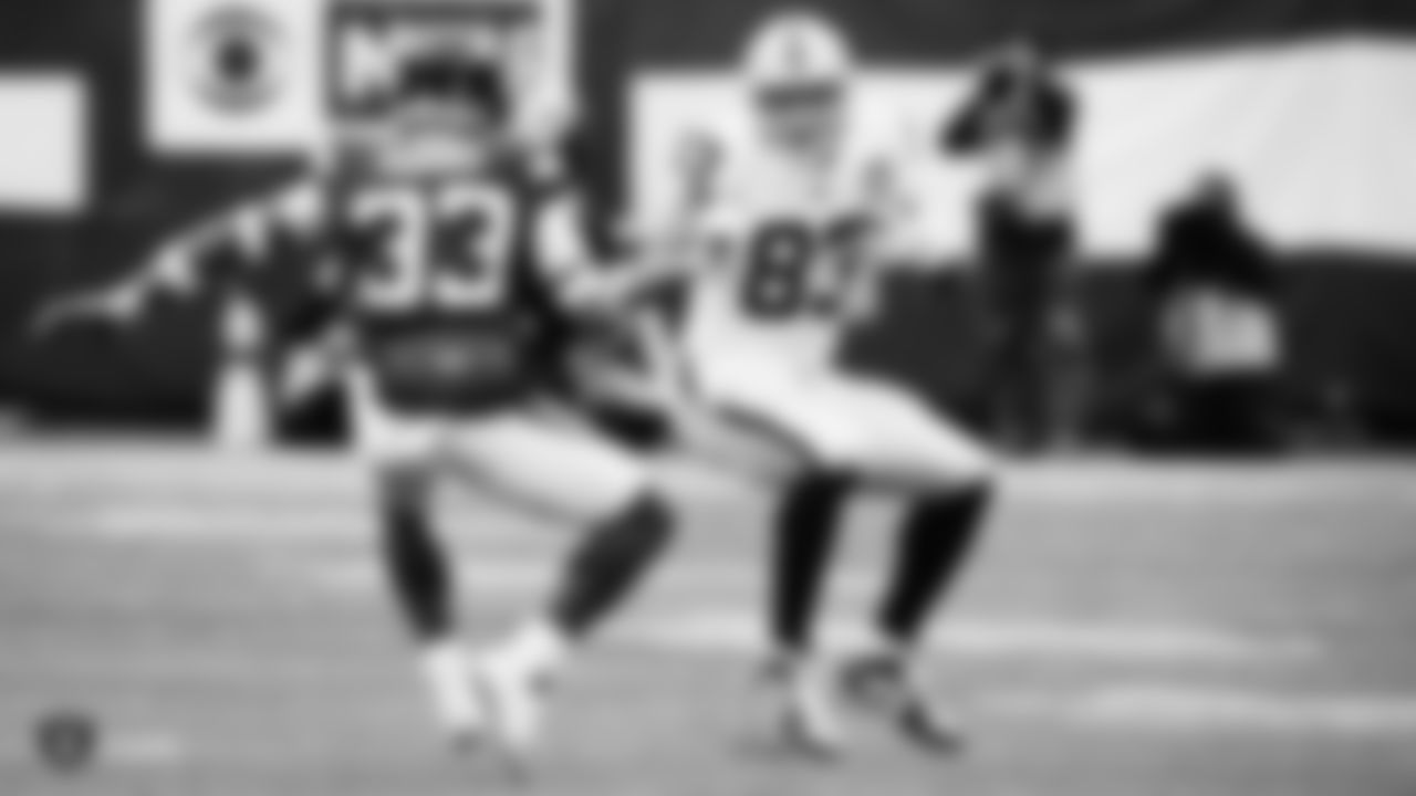 Raiders tight end Darren Waller (83) runs after making a catch during the regular season game against the New York Jets.