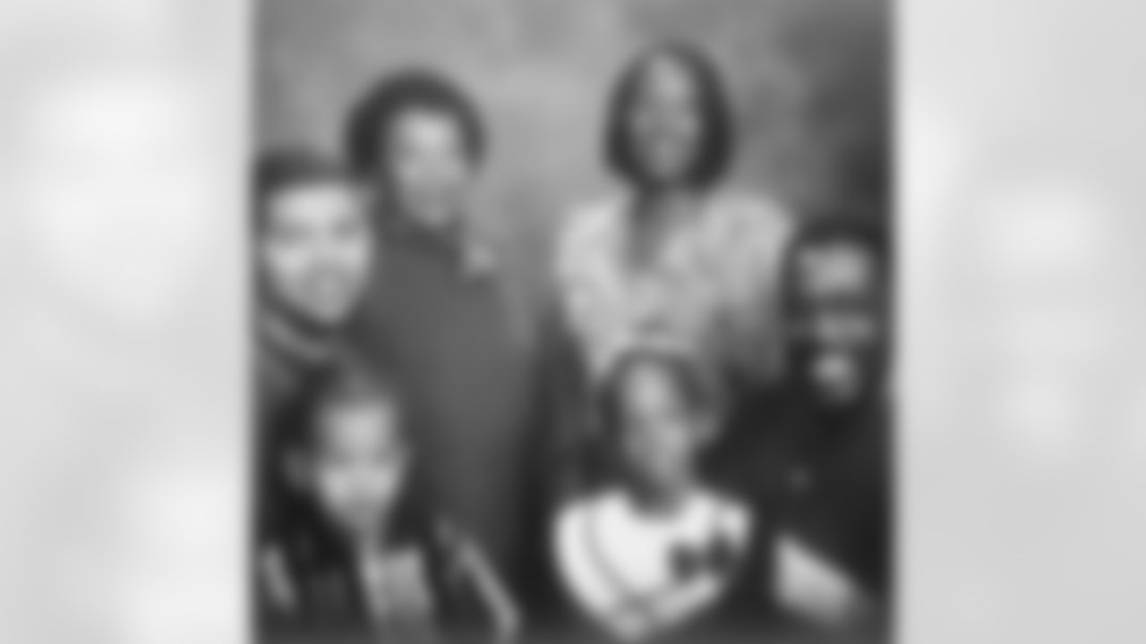 TE Darren Waller: Happy Mother's Day Ma and Grandma! Prayer warriors and sources of unconditional love. We all appreciate you! 💞