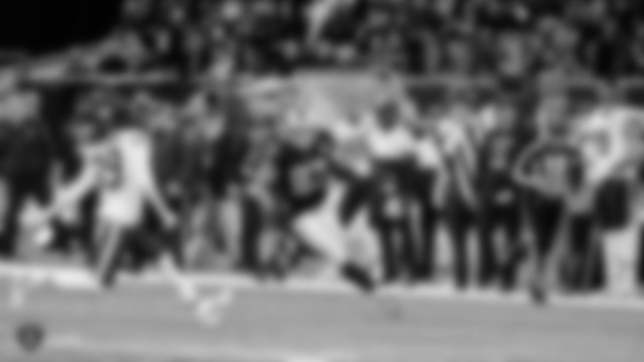 Raiders tight end Foster Moreau (87) runs after making a catch during the game against the Chicago Bears at Tottenham Hotspur Stadium.