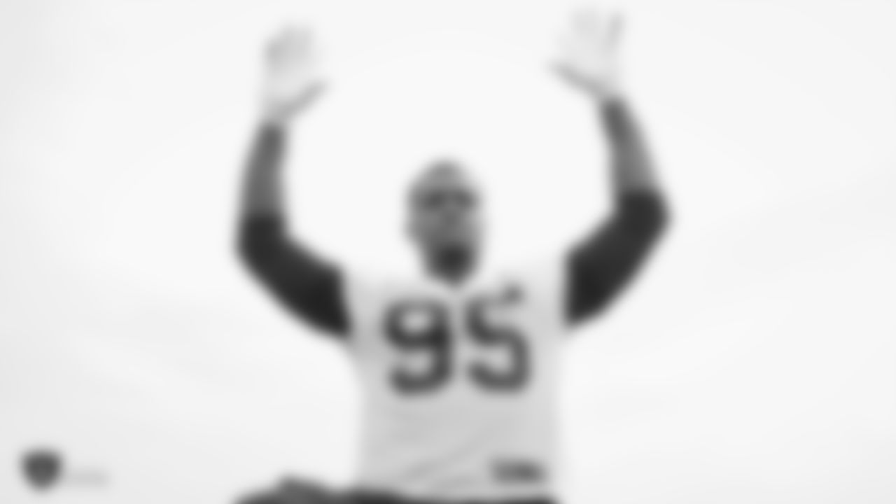 Raiders defensive end Dion Jordan (95) warms up during practice.