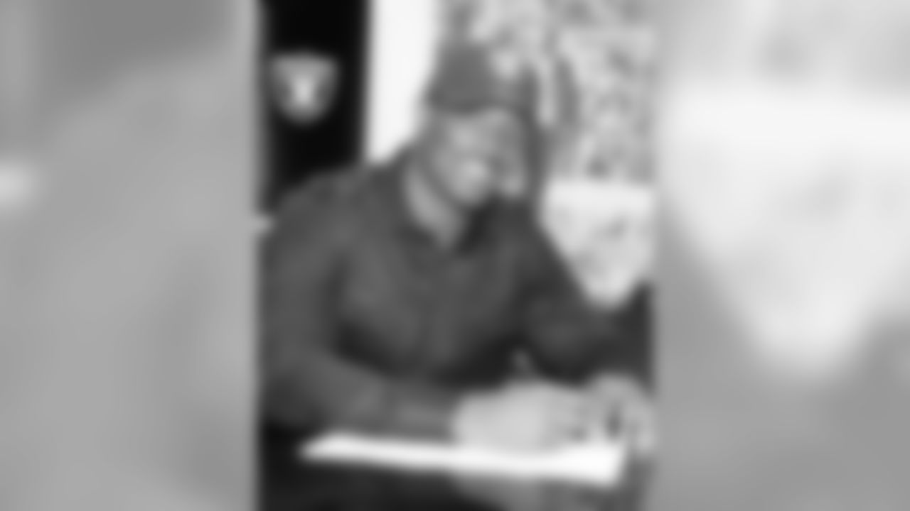 New Raiders WR James Jones signs his contract.