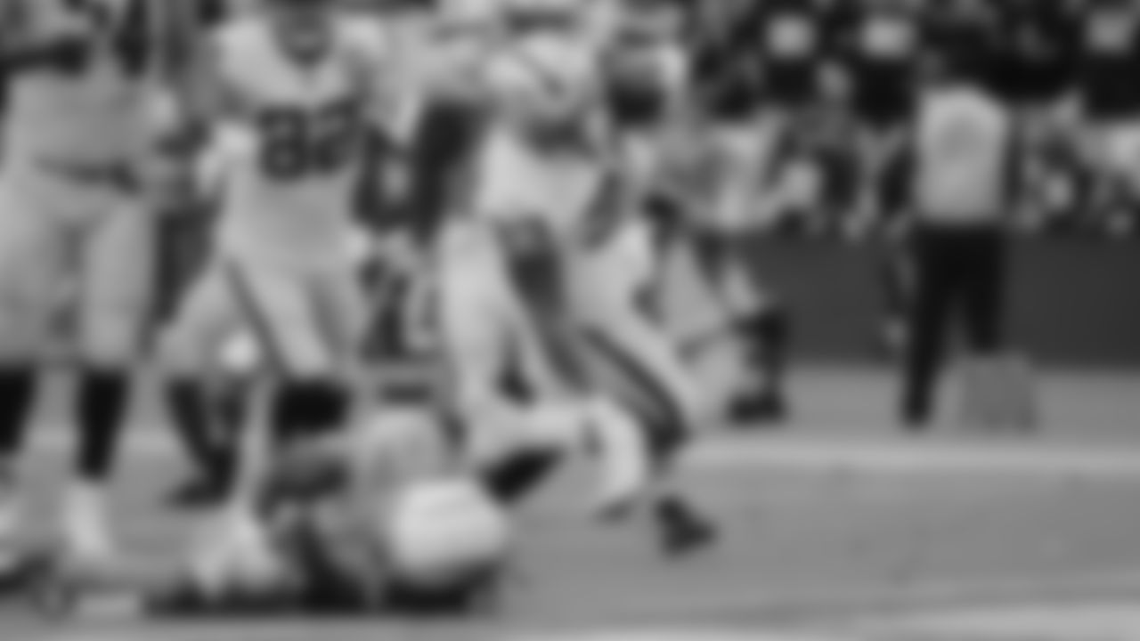Raiders running back DeAndré Washington (33) rushes for a 5-yard touchdown during the regular season game against the Los Angeles Chargers.