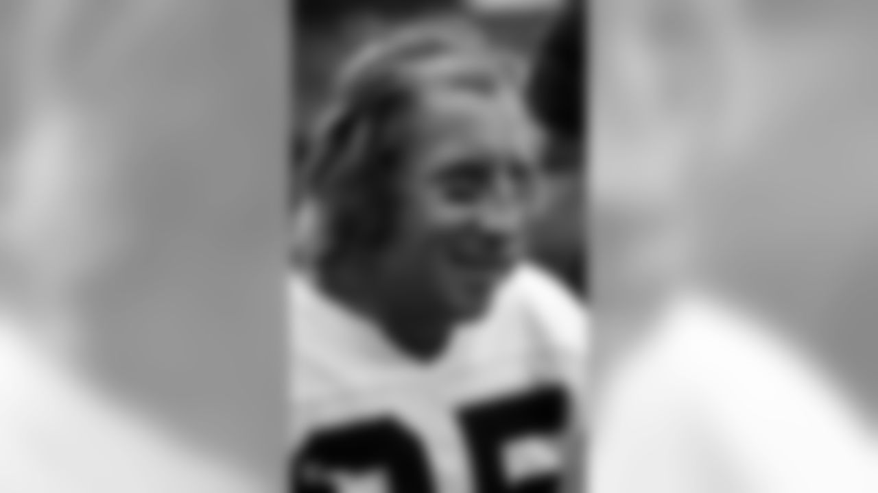 Raiders wide receiver Fred Biletnikoff (25) on the sidelines in 1972.