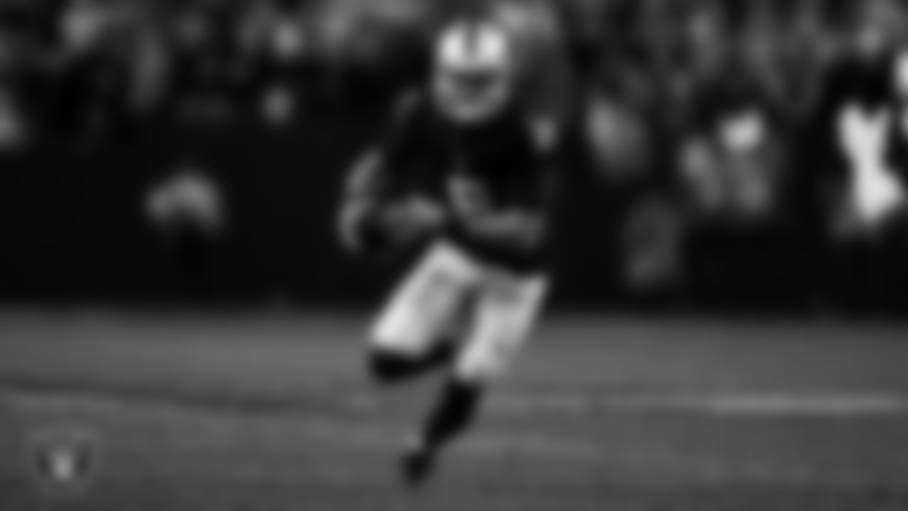 Las Vegas Raiders quarterback Marcus Mariota (8) rushes during the regular season home game against the Los Angeles Chargers.