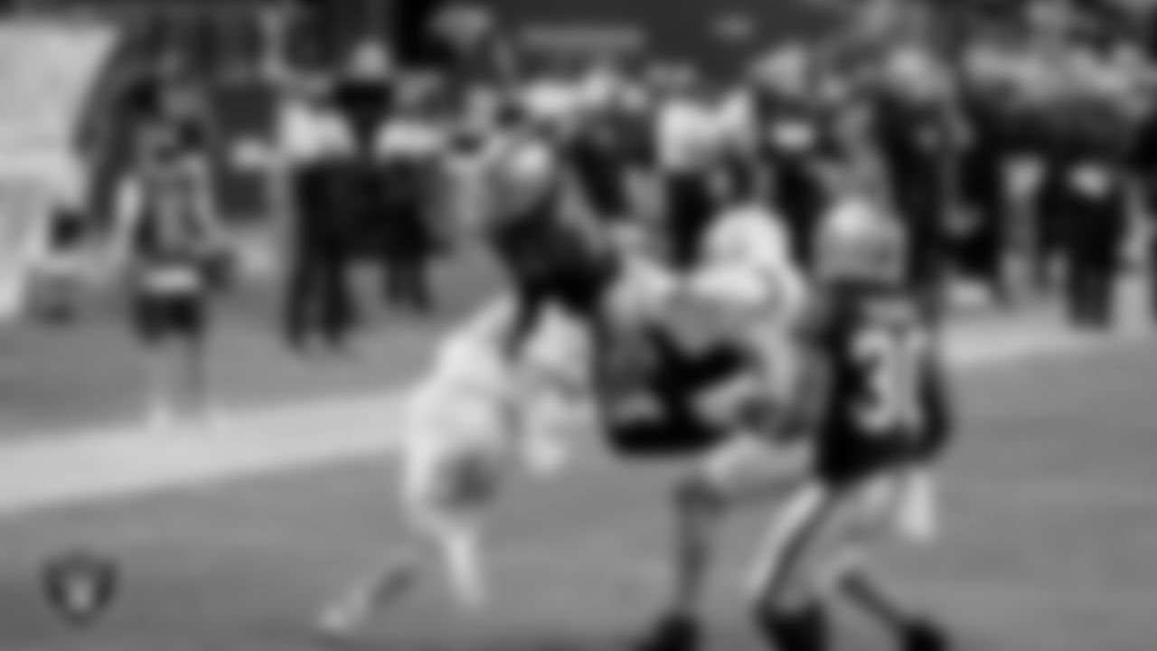 Las Vegas Raiders quarterback Marcus Mariota (8) rushes for a 2-yard touchdown during the regular season home game against the Los Angeles Chargers.