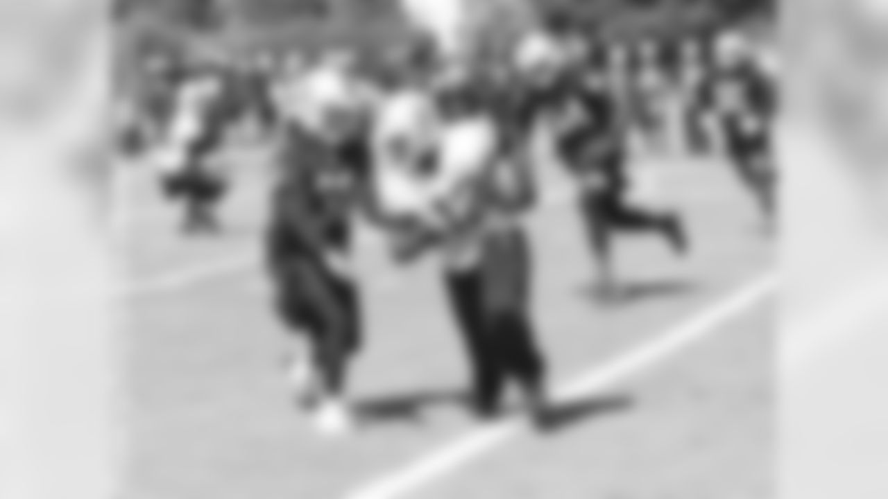 WR Jacoby Ford runs past CB Tracy Porter