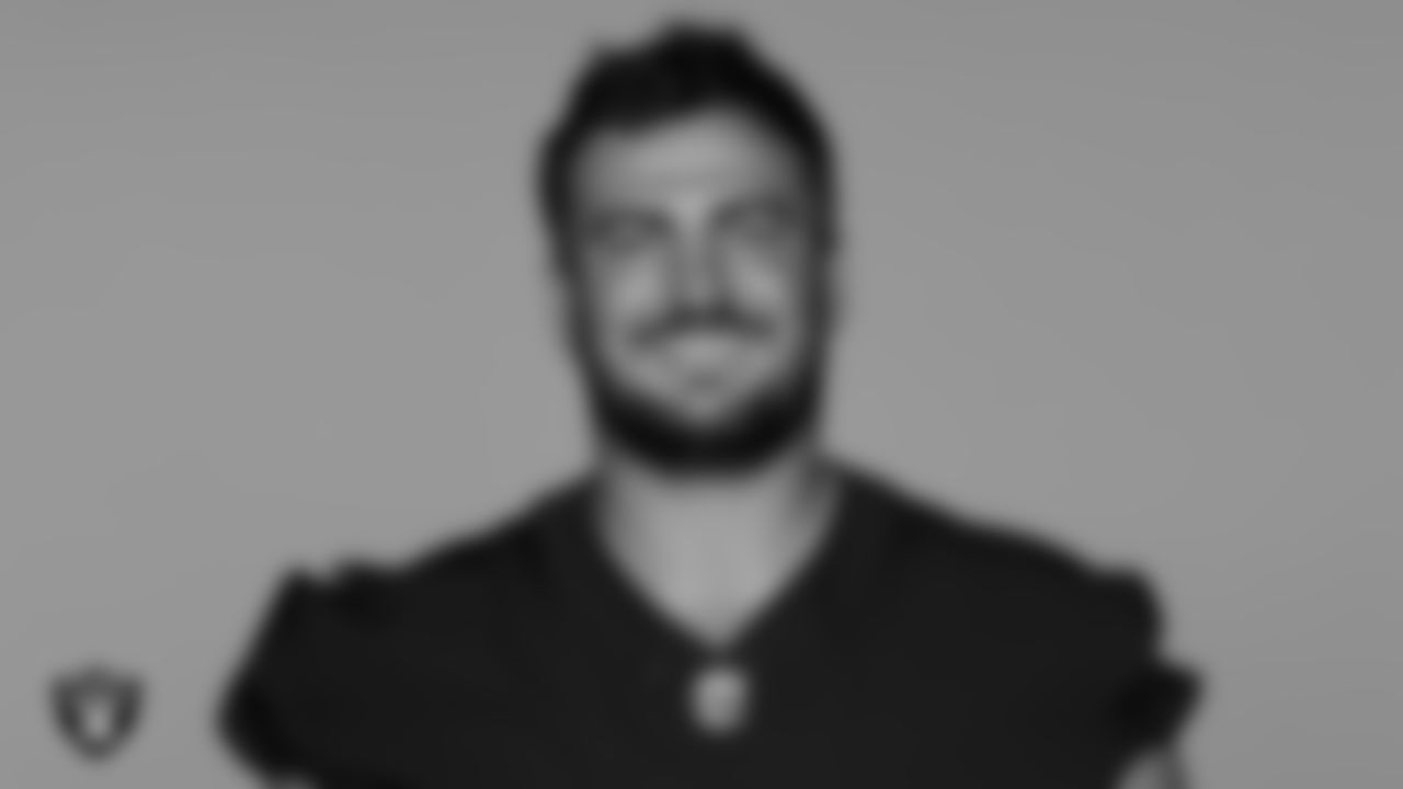C Hroniss Grasu
Previous teams: Chicago Bears (2015–2017), Baltimore Ravens (2018), Miami Dolphins (2018), Tennessee Titans (2019), Baltimore Ravens (2019), San Francisco 49ers (2020), Las Vegas Raiders (2021–present)