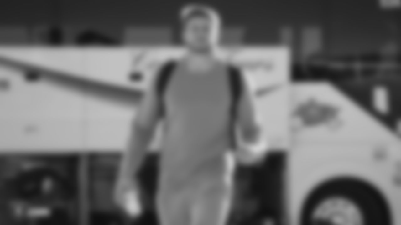 Raiders tight end Foster Moreau (87) departs for the game against the New York Jets.