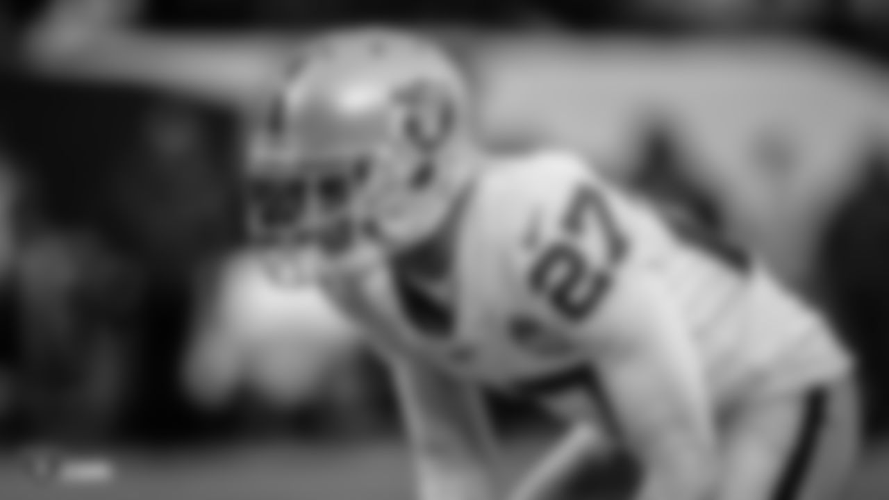 Raiders cornerback Trayvon Mullen (27) lines up before the snap during the regular season game against the New York Jets .