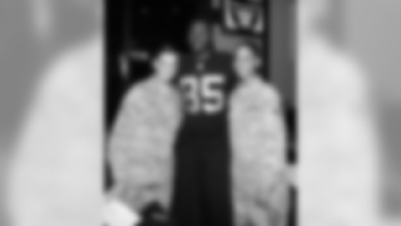 WR Darrius Heyward-Bey poses for a photo with the servicewomen.