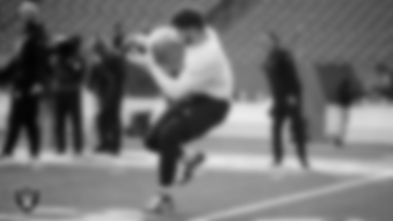 Las Vegas Raiders tight end Foster Moreau (87) warming up before the postseason away game against the Cincinnati Bengals.