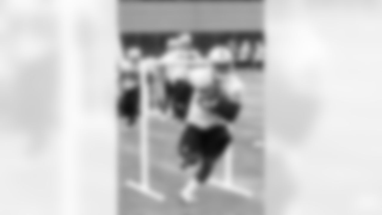 RB Mike Goodson runs through a RBs drill.