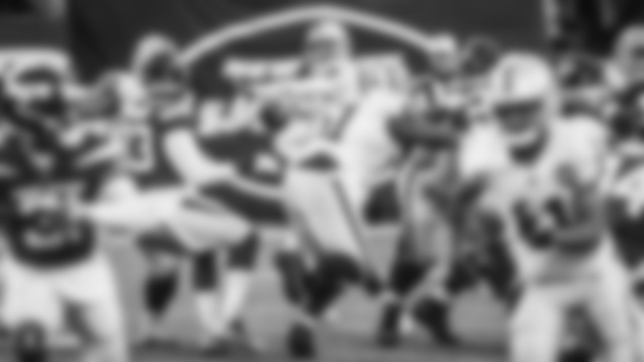 Raiders quarterback Mike Glennon (7) passes during the regular season game against the New York Jets.