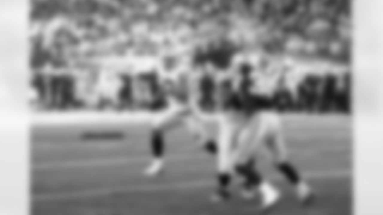 RB Rashad Jennings gets the hand off and runs to the right side.