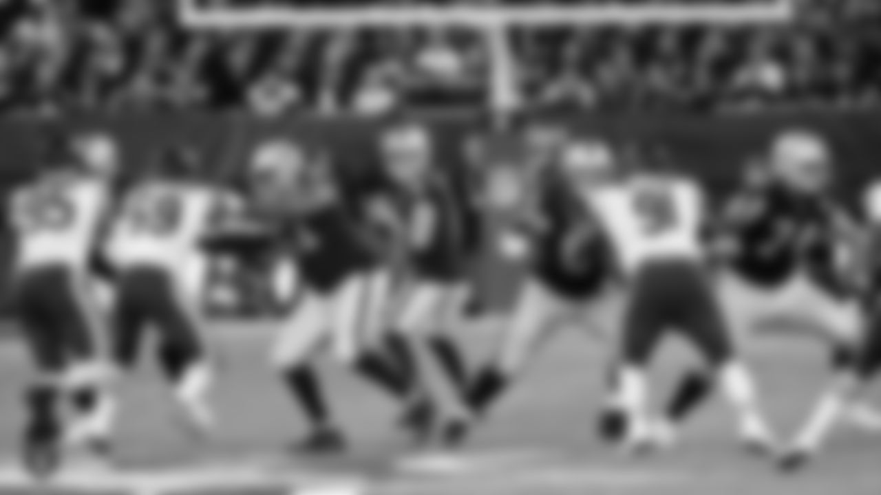 Raiders quarterback Derek Carr (4) looks for a receiver during the regular season game against the Chicago Bears at Tottenham Hotspur Stadium.