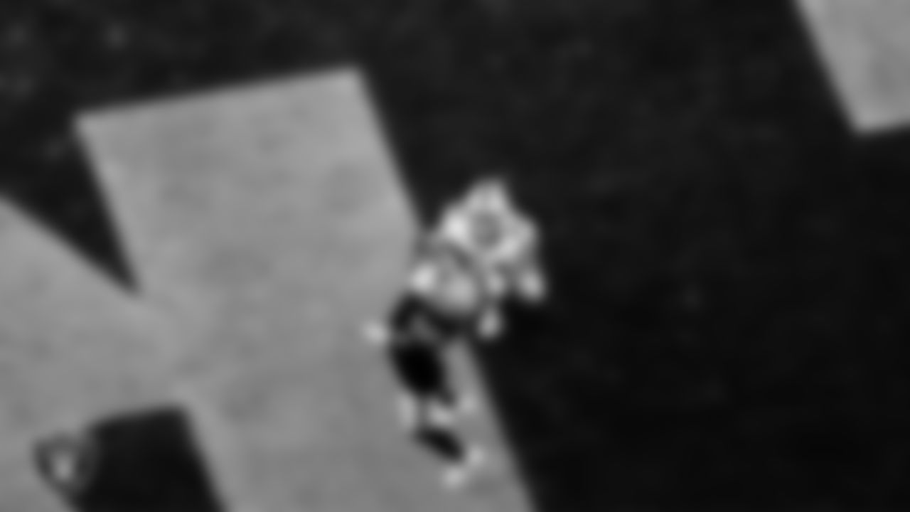 Las Vegas Raiders tight end Jason Witten (82) makes a 3-yard touchdown catch during the regular season home game against the Buffalo Bills.