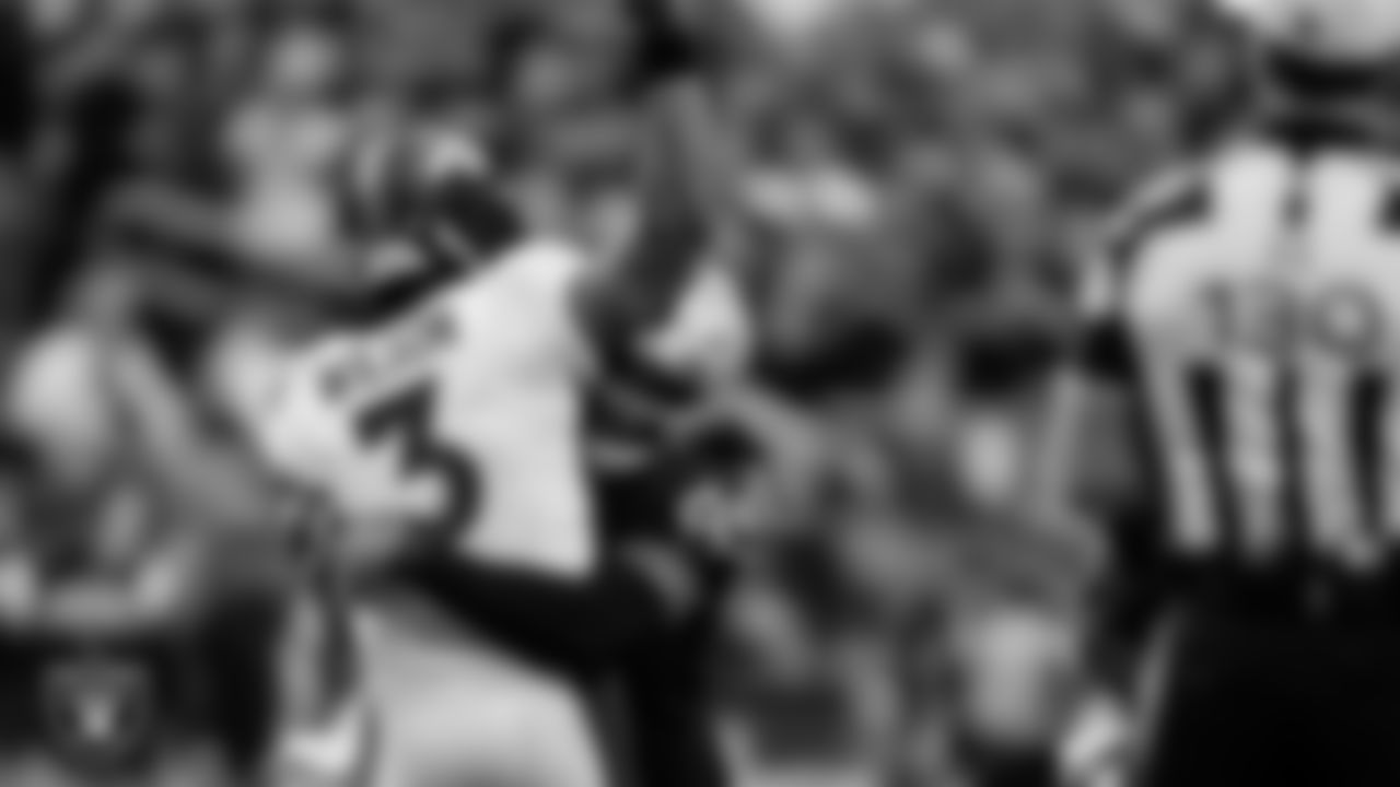 Las Vegas Raiders defensive end Kendal Vickers (95) during the regular season home game against the Denver Broncos at Allegiant Stadium.