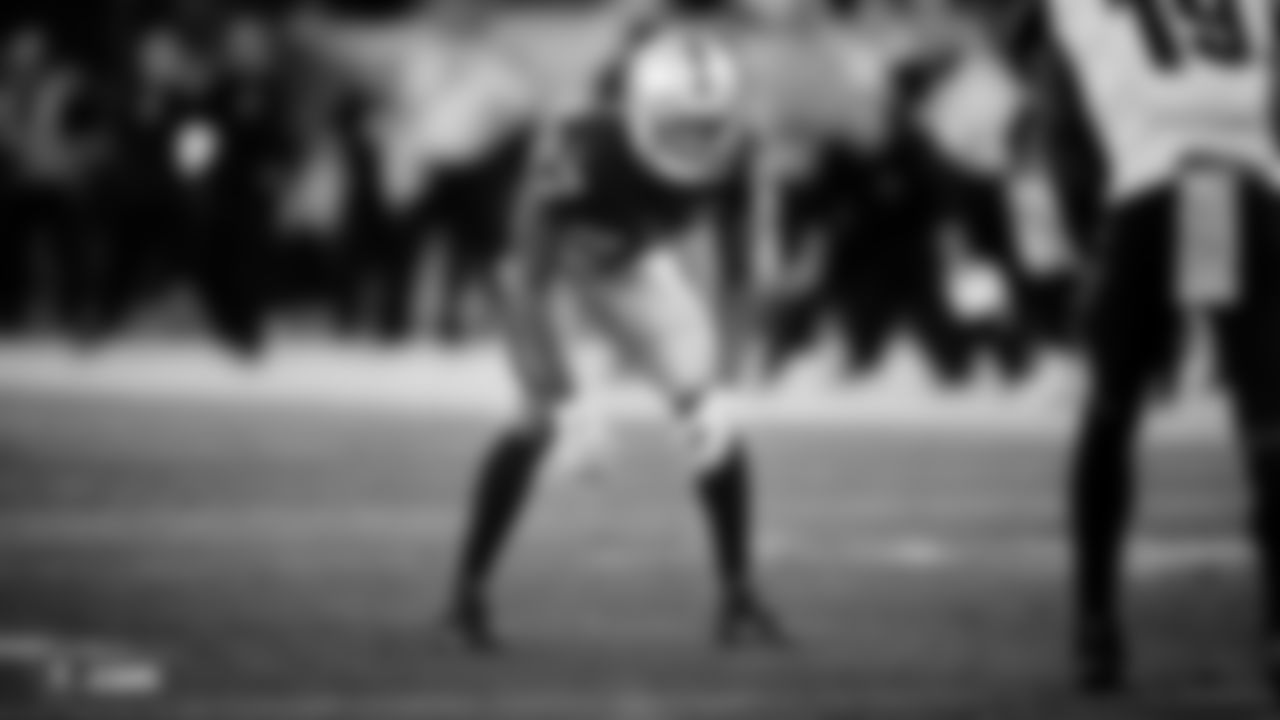 Raiders cornerback Trayvon Mullen (27) lines up before the snap during the regular season game against the Cincinnati Bengals.