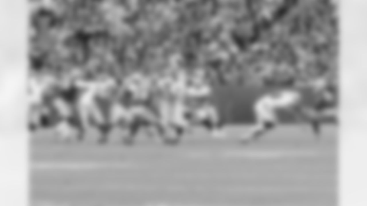 RB Michael Bush takes the hand off from QB Carson Palmer.