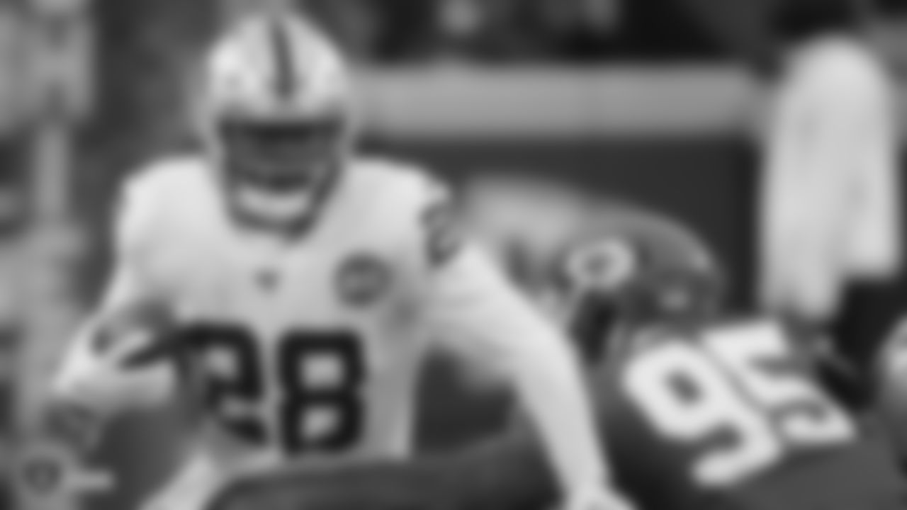 Raiders running back Josh Jacobs (28) during the regular season game against the Kansas City Chiefs at Arrowhead Stadium.