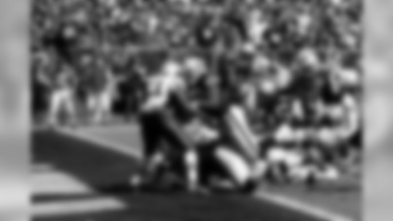RB Michael Bush scores his third touchdown of the season on a one-yard rush.