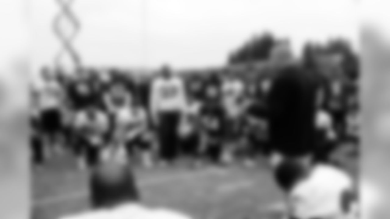 Head Coach Tom Cable addresses the Raiders after practice. Photo by Tony Gonzales.