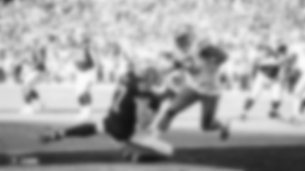 Raiders tight end Foster Moreau (87) makes a 3-yard touchdown catch during the regular season game against the Detroit Lions.