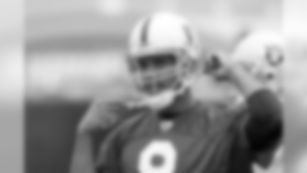 QB Jason Campbell gets ready to take his helmet off. Photo By Tony Gonzales