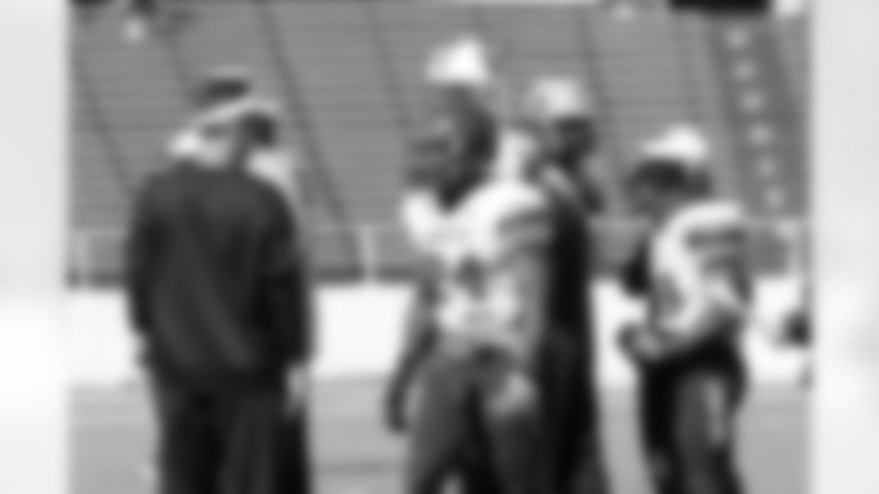 Head Coach Dennis Allen talks with Oregon RB Kenjon Barner.